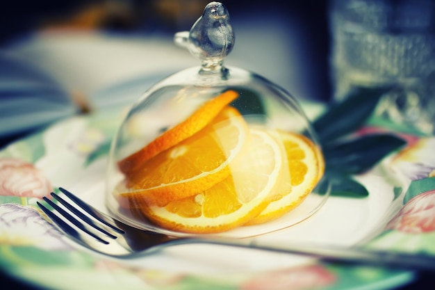 Оранжевые фрукты на тарелке