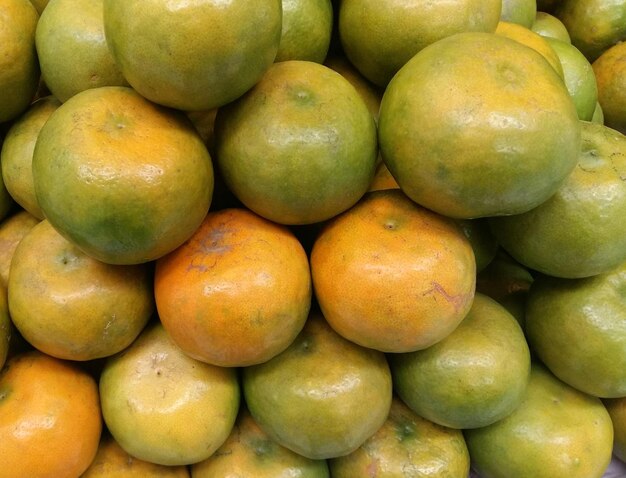 市場のスタンドで販売されるオレンジの果物