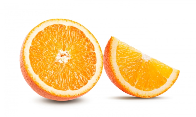 写真 白のオレンジ色の果物のスライスを分離します。