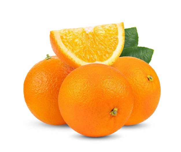 흰색 배경에 고립 된 잎 오렌지 과일입니다. 전체 피사계 심도