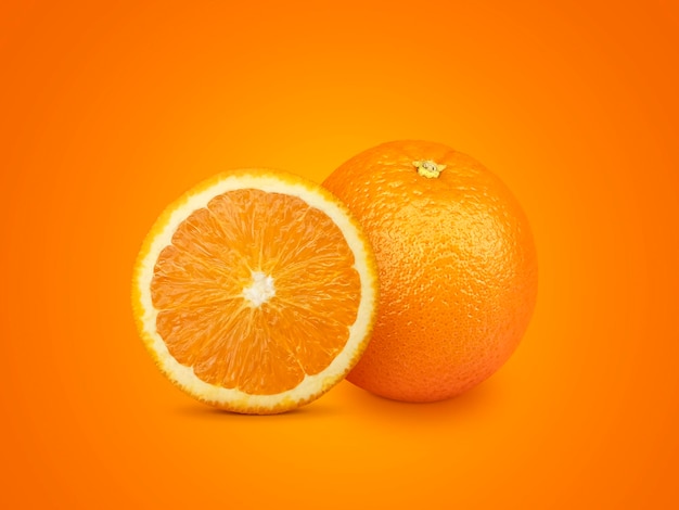 オレンジ色の背景に分離されたオレンジ色のスライスとオレンジ色の果物