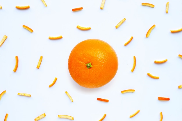 흰색 표면에 껍질과 오렌지 과일