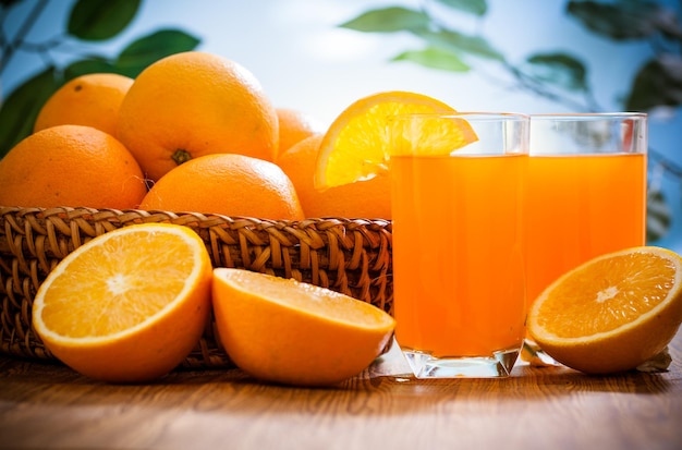 Photo orange fruits in glass on table