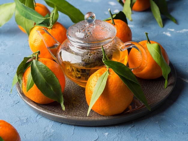 사진 식탁 에 있는 유리 항아리 에 있는 오렌지 과일
