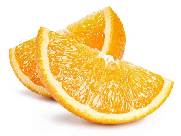 白い背景で隔離のオレンジ色の果物のスライス。オレンジ