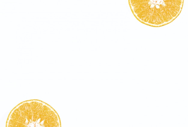 오렌지 과일 격리 된 흰색 배경에 복사 공간 슬라이스.