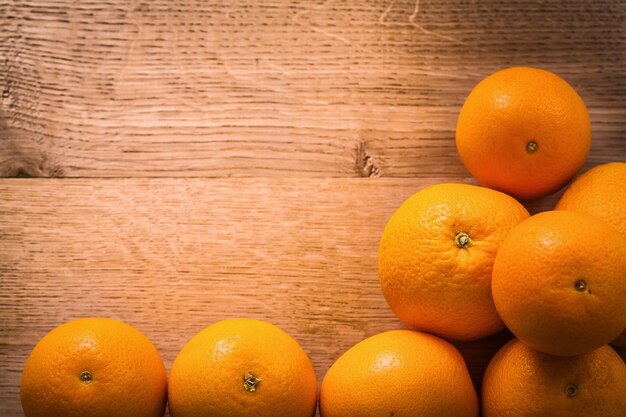 목 판에 오렌지 과일