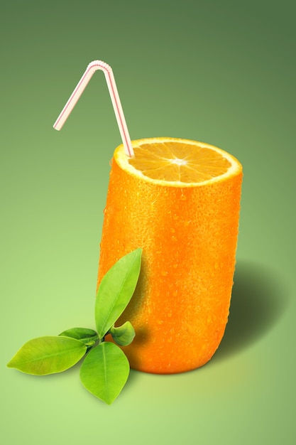 Оранжевое стекло свежий апельсин, сформированный как стеклянный фотошоп на зеленом фоне