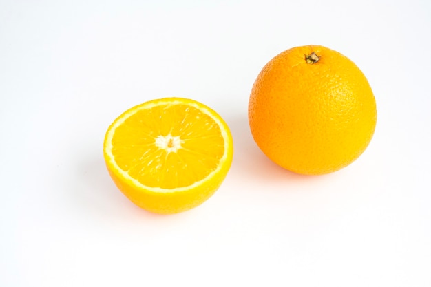Апельсин и половина изолированные