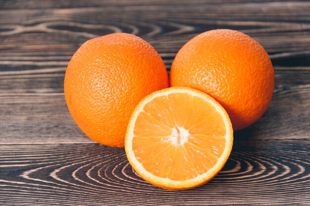 オレンジ、オレンジの半分。健康的なライフスタイルのコンセプト