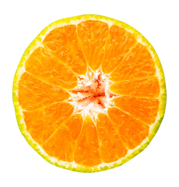 Половина ломтика апельсина изолирована на белом фоне с обтравочным контуром
