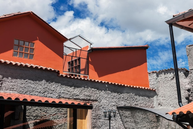 Casa arancione su sfondo cielo nuvoloso