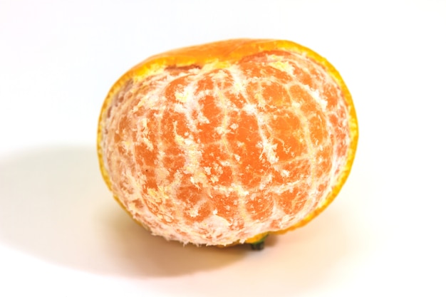 Arancia isolato su sfondo bianco