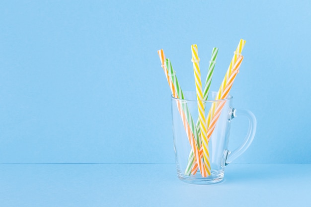 Photo orange juice on a blue pastel background