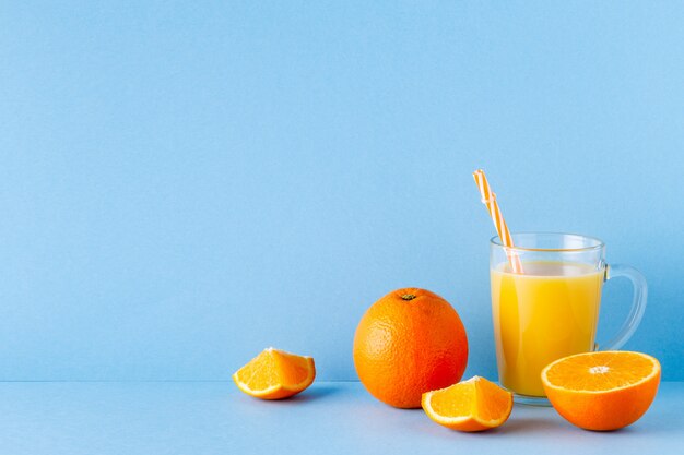 パステルブルーの背景にオレンジジュース