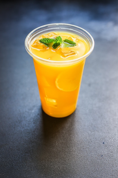 오렌지 주스 음료 또는 레모네이드