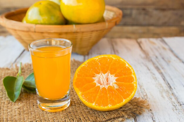 写真 テーブルにオレンジジュース飲み物