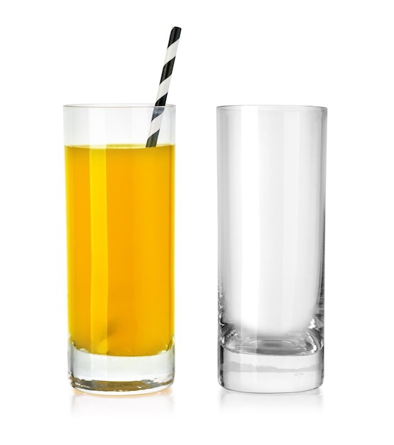 Foto succo d'arancia in vetro e bicchiere vuoto con tracciato di ritaglio