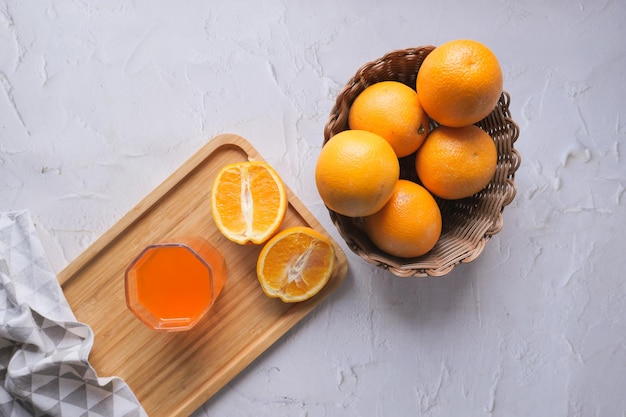 유리에 든 오렌지 주스와 탁자 위의 그릇에 든 과일
