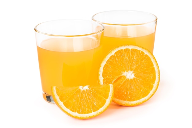 흰색 배경에 고립 된 유리에 오렌지 주스