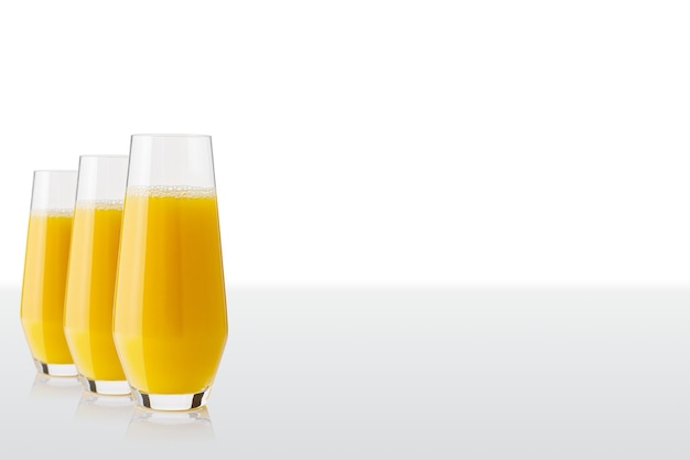白い背景の上の新鮮なオレンジジュースの白いガラスに分離されたオレンジジュースガラス