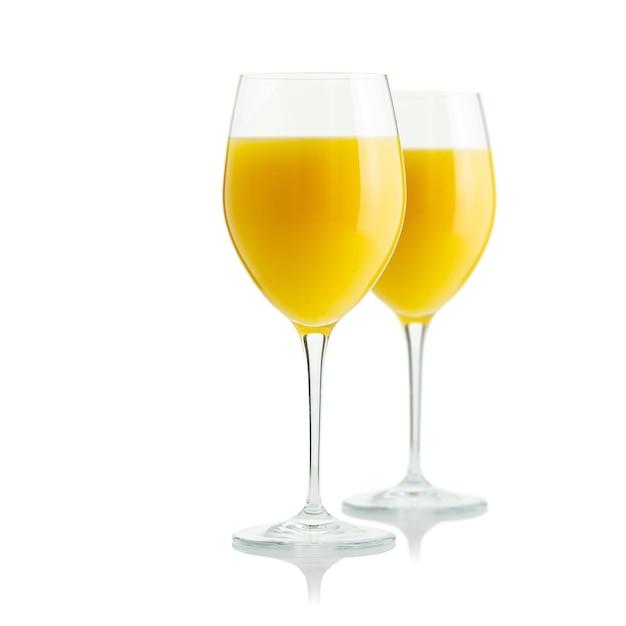 白い背景の上の新鮮なオレンジジュースの白いガラスに分離されたオレンジジュースガラス