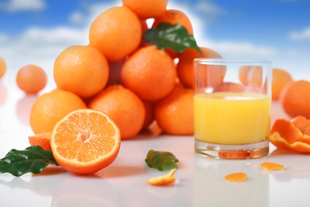 Photo orange juice next to a glass of orange juice