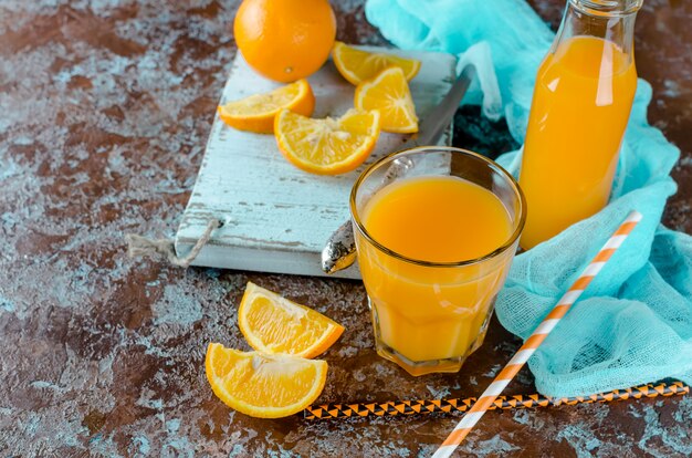 Foto succo d'arancia in un bicchiere e pezzi