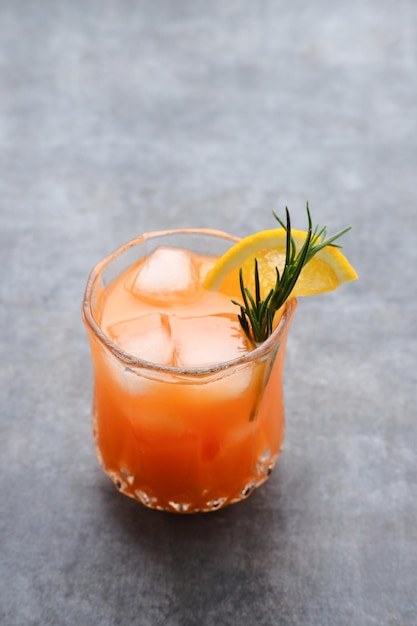 Photo orange juice in glass with mint fresh fruits on wooden board selective focus blurred background