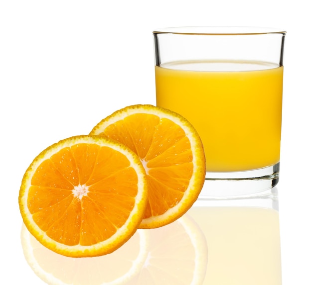 흰색 배경에 오렌지가 든 유리잔에 오렌지 주스