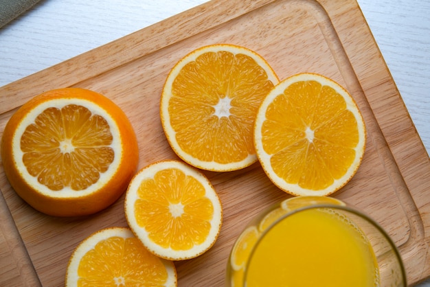 朝のオレンジジュースの健康的な朝食