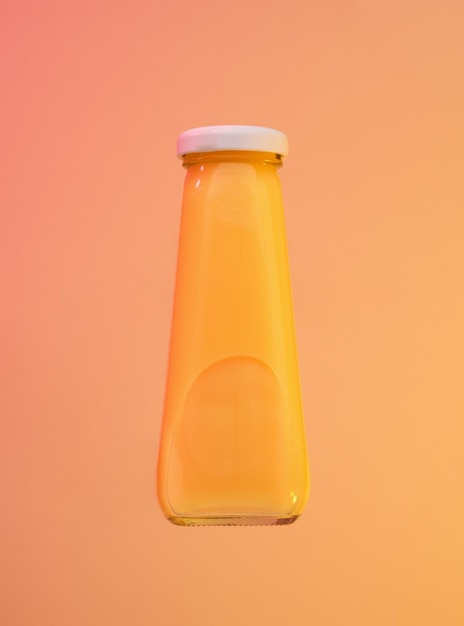 写真 小さなガラスのボトルに置かれたオレンジジュース 甘い美味しい夏の飲み物 エキゾチックで楽しい