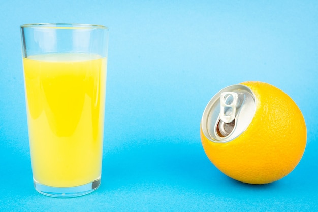 Апельсиновый сок на синем фоне