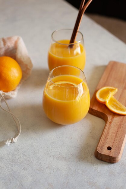 사진 식탁 에 있는 오렌지 주스