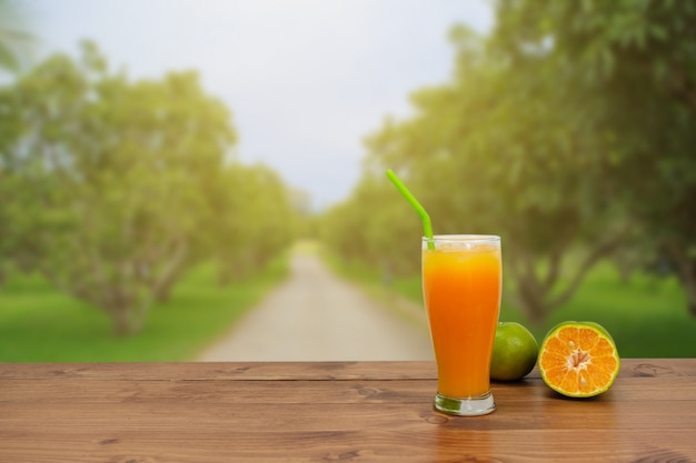写真 木のオレンジジュース。
