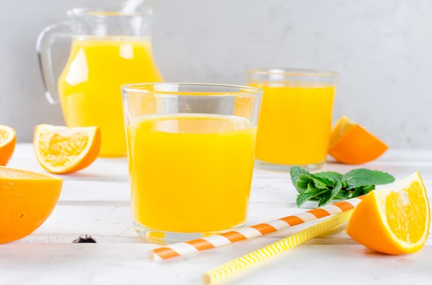 Orange juice and orange slices