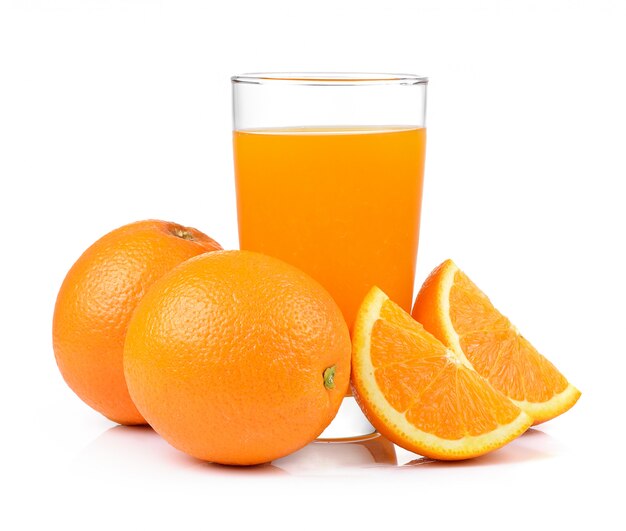 Foto succo d'arancia ed arancia sulla parete bianca