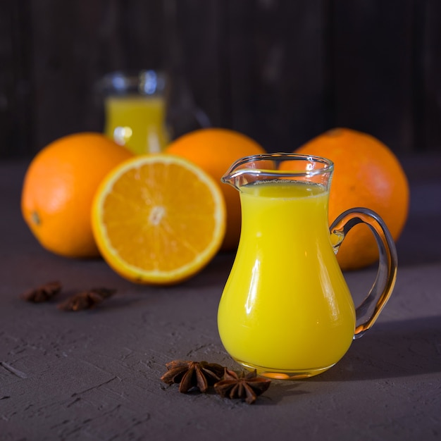 Апельсиновый сок и апельсины