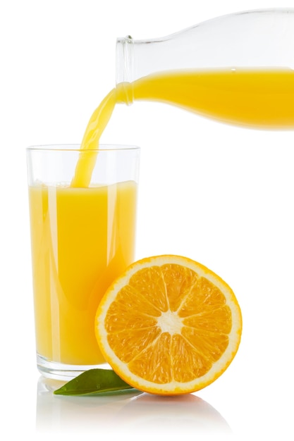 Апельсиновый сок наливает фруктовую стеклянную бутылку, изолированную на белом