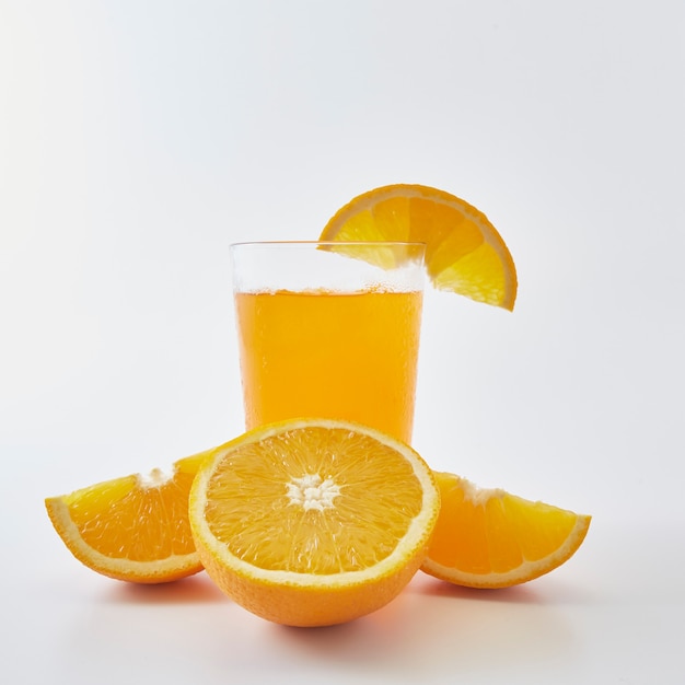 Orange juice and slices of orange