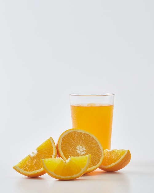 Orange juice and slices of orange