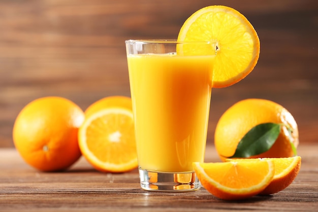 木製の背景のテーブルにオレンジジュース