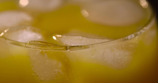 Photo orange juice with ice and orange slices