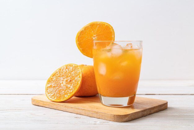 Foto succo d'arancia con ghiaccio