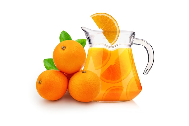 흰색 배경에 고립 된 용기에 오렌지와 오렌지 주스