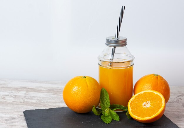白い背景とオレンジジュース