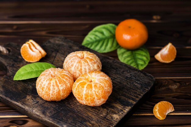 Foto arancia succosa mandarino a bordo volante
