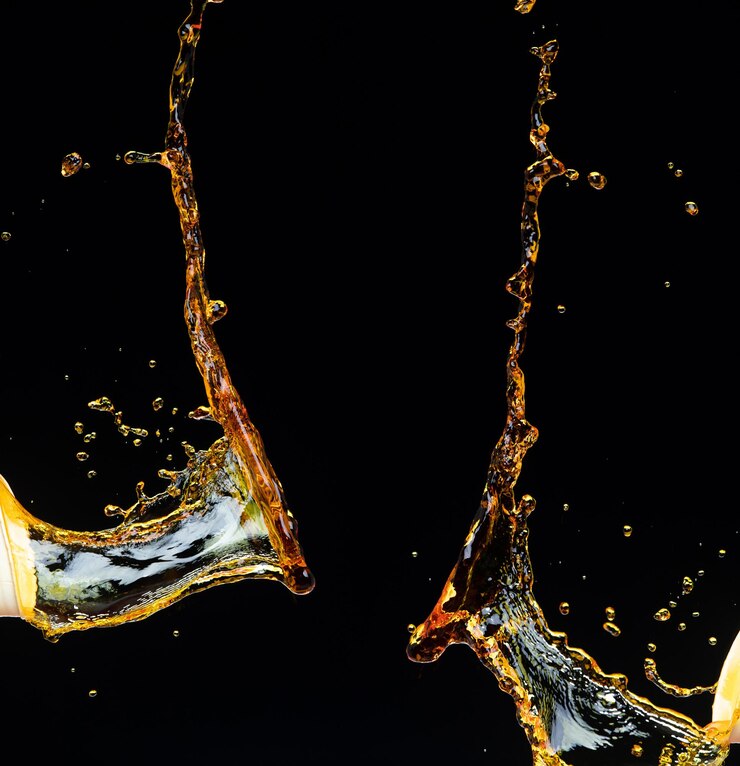 Photo orange lemon juice or oil lubricant splash liquid gold yellow drink drops fruit beverage water