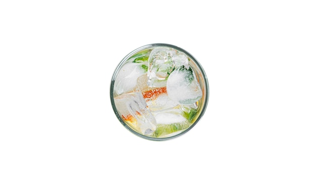 分離された透明なガラスのミントと氷とオレンジ色のレモネード。
