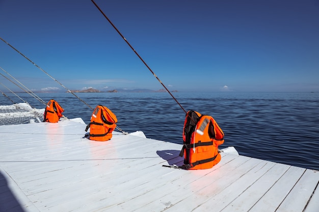 Photo orange life vest stand in a row